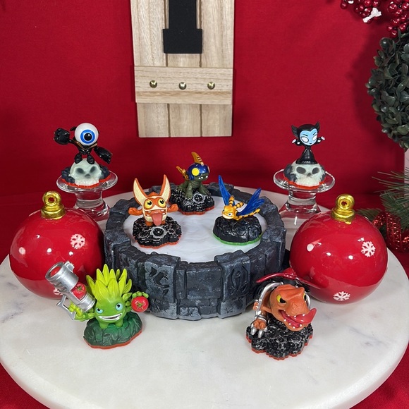 SKYLANDERS ACTION FIGURES W/PORTAL OF POWER BUNDLE - Picture 3 of 15